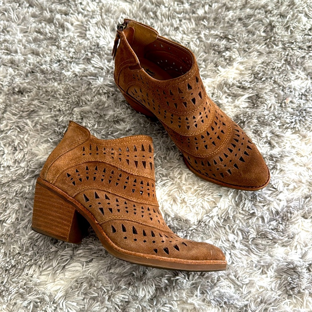 Sofft Westwood II 2 Pergorated Ankle Booties